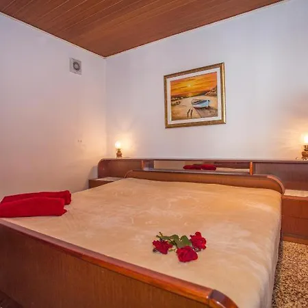 Anita Πανσιόν Sumartin