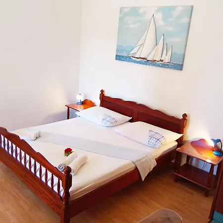 Anita Πανσιόν Sumartin