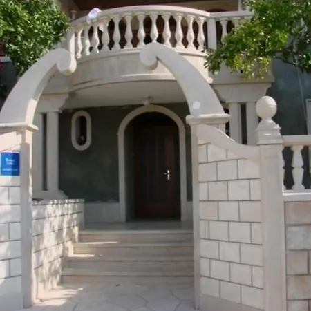 Anita Πανσιόν Sumartin